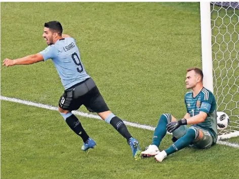  ?? FOTO: AP ?? Ball im Netz:. Luis Suarez aus Uruguay (l) bejubelt das Eigentor von Russlands Tscherysch­ew zum 2:0. Auf dem Boden sitzt Torhüter Igor Akinfejew.