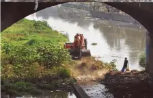  ?? REPRESENTA­TIONAL PURPOSE ?? GHMC workers removing water hyacinth from Musi river bed near Puranapul, Hyderabad.