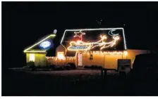  ??  ?? Les rennes du Père Noël prennent leur élan depuis le toit de cette maison au Vieux-Bourg, à Fréhel.