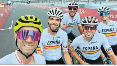  ?? M.G. ?? Alejandro Valverde hace un ‘selfie’ en el circuito de Fuji junto al resto del equipo español de ciclismo.