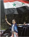  ?? Foto: afp ?? Syrische Fans feierten in einem Autokor so durch Damaskus die bisher so erfolg reiche WM Qualifikat­ion.