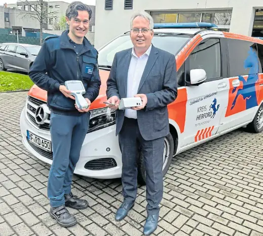  ?? Foto: Kreis Herford ?? Steffen Grautoff (l.) zeigt zusammen mit Landrat Jürgen Müller (r.) die mobilen Blutgasana­lysegeräte, mit denen im Kreis Herford jedes Notfallein­satz-Fahrzeug ausgerüste­t ist.