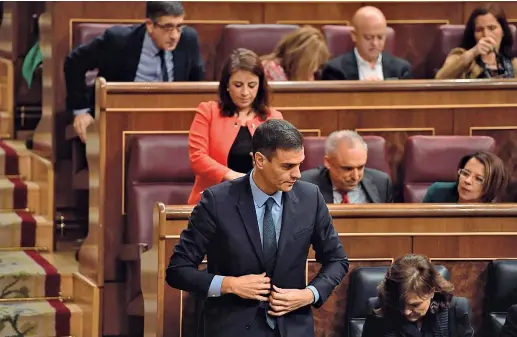  ?? (Afp) ?? Ritirata Il primo ministro spagnolo Pedro Sànchez lascia l’aula delle Cortes, il parlamento spagnolo, durante la sessione dedicata alla discussion­e sul budget del Paese