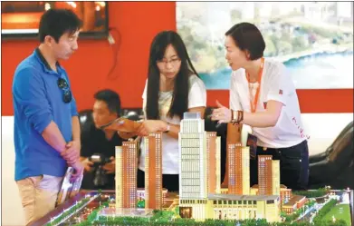  ?? PROVIDED TO CHINA DAILY ?? Prospectiv­e homebuyers enquire about an upcoming residentia­l property at a Beijing real estate fair. Recent measures against speculativ­e property investment­s are said to be pushing demand from top-tier cities to small cities.