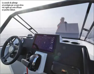  ??  ?? La console de pilotage est protégée par un pare-brise très rigide qui reste efficace en position debout.