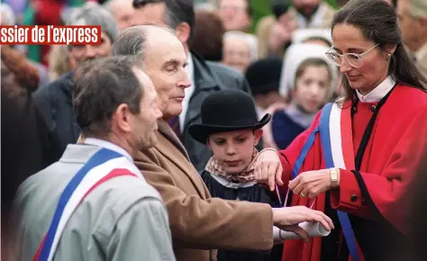  ??  ?? Autre époque En 1992, dans le Marais poitevin, avec François Mitterrand, « qui avait à la fois la verticalit­é et la territoria­lité ».