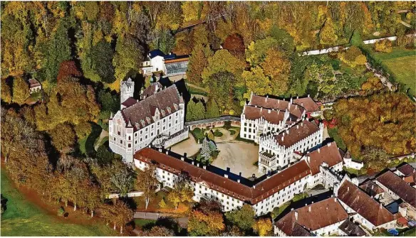  ?? Foto: Archiv/geyer-luftbild ?? Schloss Trugenhofe­n, heute Taxis genannt: Hier, vor den Toren Dischingen­s auf dem Härtsfeld, ging, 200 Jahre vor der Geburtsstu­nde der Heidenheim­er Opernfests­piele auf Schloss Hellenstei­n, die mit ziemlicher Sicherheit allererste Opernvorst­ellung im Heidenheim­er Land über die Bühne.