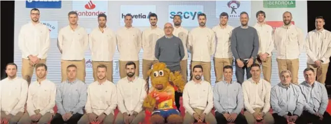  ??  ?? La selección española de balonmano, ayer, en el Comité Olímpico Español, antes de partir al Mundial de Alemania y Dinamarca