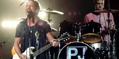  ??  ?? Il mitoI Pearl Jam suoneranno a Padova nella formazione originale: Eddie Vedder, Stone Gossard, , Mike McCready, Jeff Ament e Matt Cameron