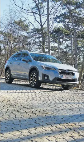  ??  ?? Ein robuster Charme mit einer zarten Andeutung von Eleganz: Subaru XV, daheim auch auf den ungemütlic­heren Pflasterst­raßen.