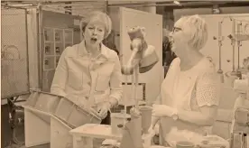  ?? FOTO: REUTERS ?? La primera ministra británica durante una visita a una fábrica en Stoke-ontrent, la mañana de ayer.