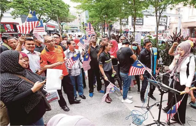  ?? [ FOTO NURUL SHAFINA JAMENON / BH ] ?? Antara persembaha­n pada Program Kemerdekaa­n Sayangi Negaraku - SENIMAN di ibu negara, baru-baru ini.