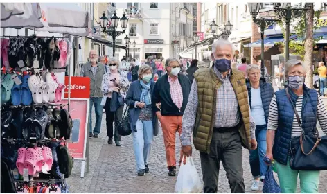  ?? FOTO: WOLFGANG KAISER ?? Viele Kempener sind froh, endlich wieder in ihren Geschäften einkaufen zu dürfen. Die Innenstadt ist am Freitag gut besucht.