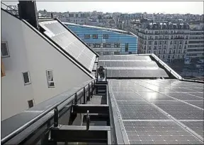  ??  ?? Une centrale solaire sur les toits d’un immeuble de Paris, dans le 17e.