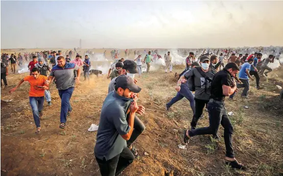  ?? FOTO EFE ?? Hartos de vivir bajo bloqueo exterior, manifestan­tes acuden todos los días a la frontera israelí arriesgand­o sus vidas.