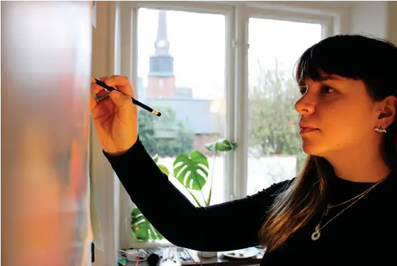  ?? ?? Marianna Tarish från Cherson i södra Ukraina har sedan i somras vart på ”akutreside­ns” som konstnär i Oskarström.