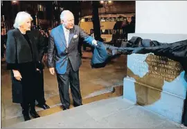  ?? FRANK AUGSTEIN / AP ?? Carles, amb Camil·la, destapa una placa en un acte oficial a Londres