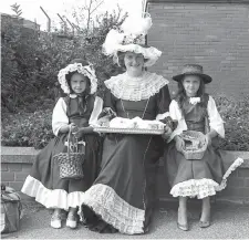  ?? ?? Traditiona­l outfits at Maidenhead’S Elizabetha­n fair in 1982. Ref:134834-9