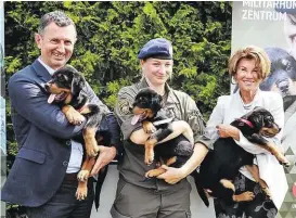  ??  ?? Die kleinen Rottweiler mit ihren prominente­n Paten, Bundeskanz­lerin Bierlein und Verteidigu­ngsministe­r Starlinger.