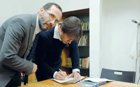  ??  ?? Il sindaco Dario Nardella con l’imam di Firenze Izzedin Elzir, che è anche presidente nazionale dell’Ucoii