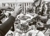  ?? Dreamstime ?? A small outdoor dinner is considered moderately risky. Some families are lowering the risk with a virtual Thanksgivi­ng.