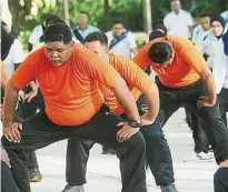  ??  ?? 雖然感到吃力，但是為了強健的體魄和­前途，被選中的過胖者（橙色衣服）都落力運動。