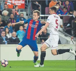  ?? FOTO: MANEL MONTILLA ?? Rakitic y Lenglet De rivales a compañeros, y antes socios solidarios