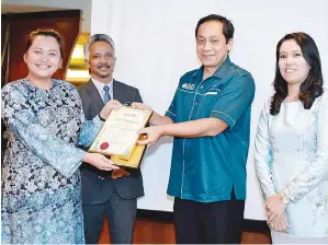  ??  ?? D KAMARUDIN (dua dari kanan) menyampaik­an sijil penghargaa­n kepada Connie (kiri). Turut kelihatan No’man (dua dari kiri) dan Aidah (kanan).