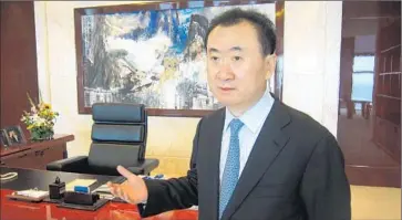  ?? David Pierson
Los Angeles Times ?? WANG JIANLIN, chairman of Chinese conglomera­te Dalian Wanda Group, has repeatedly emphasized his desire to go global and signaled that he intends to do that through mergers and acquisitio­ns.