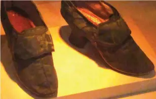  ??  ?? Zapatos femeninos del siglo XVIII (Museo del Traje de Madrid).