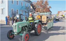  ?? FOTOS: MICHAEL JÄGER ?? Die Ursendorfe­r Germanen thematisie­ren mit ihrem Wagen die örtliche Baumpflege.