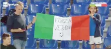  ?? FOTOGRAMMA RAI ?? “Forza Verdi!” è anche all’Olimpico
Una bandiera tricolore comparsa ieri allo Stadio Olimpico durante la partita con la scritta “Forza Verdi” anziché Forza Azzurri. Proprio come il nostro titolo di ieri mattina (sopra): l’utilizzo della maglia verde ha suscitato reazioni contrastan­ti