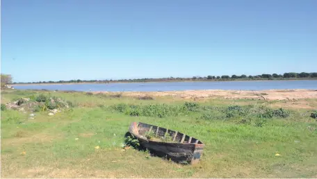  ??  ?? El río Paraguay seguirá bajando y superaría las marcas históricas del año pasado, según las previsione­s.