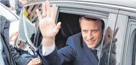  ?? FOTO: DPA ?? Zuversicht­lich nach der Stimmabgab­e: Präsidents­chaftskand­idat Emmanuel Macron.