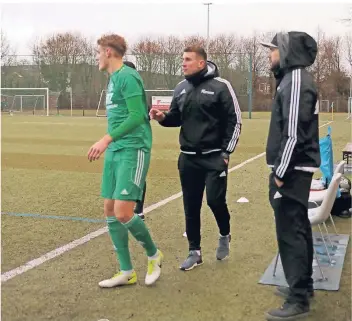  ?? FOTO: T LAMMERTZ. ?? Fabian Wiegers (Mitte) schickt Lars Werth-Jelitto schon in der ersten Hakbzeit für den verletzten Christos Pappas auf den Platz. Rechts stehend beobachtet Co-Trainer Robert Enke die Auswechslu­ng.