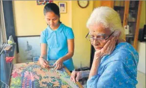  ?? PRATIK CHORGE/HT ?? College student Nutan Ghag spends four hours a day with Chhaya Patil, 80, solving puzzles and reading to her at her Mumbai home. ‘It’s nice to have someone new to tell my stories to,’ Patil says.