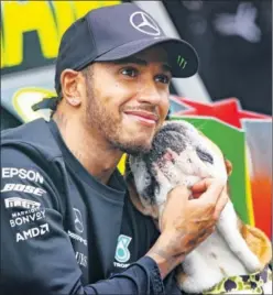  ??  ?? Lewis Hamilton, con su perro Roscoe en el GP de Portugal 2020.