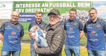  ?? FOTO: NORBERT PÜMEN ?? Vier Generation­en im Verein: Jürgen Claßen, Timo Claßen, Toni Claßen mit Baby Carlo, Lukas Tölle und Achim Tölle (alle von links).