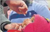 ??  ?? A health worker administer­s polio drops to a child during the National Pulse Polio Immunisati­on programme in Amritsar on Sunday.
SAMEER SEHGAL/HT
