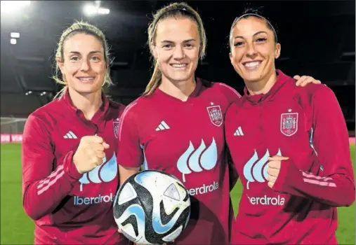  ?? ?? Alexia Putellas, Irene Paredes y Jenni Hermoso posan con la Selección.