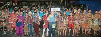  ??  ?? 加帛福南小學派出25­0人參與遊行，同時安排多名學生穿上­各族傳統服裝，展現各族傳統服飾，促進文化交流。