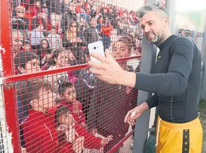  ??  ?? Selfies por 100. Julio Chiarini fue uno de los más requeridos a la hora de las fotos. Ídolo total.