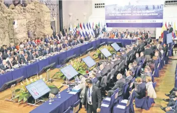  ??  ?? Vista general de la sesión plenaria de jefes de estado en la XXVI Cumbre Iberoameri­cana, en Antigua, Guatemala.