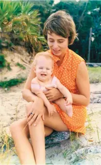  ?? SOURCE: FACEBOOK ?? Lois Duncan with her daughter, Kaitlyn Arquette, who was born on Sept. 18, 1970. Kaitlyn was shot to death on July 16, 1989, and her murder was never solved.