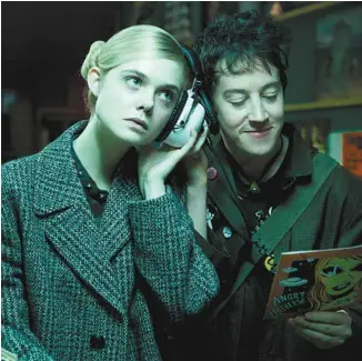  ?? CINÉMA DU PARC ?? Alex Sharp, acteur issu du théâtre, est très crédible dans le rôle d’Enn. C’est toutefois Elle Fanning, en Zan, qui emporte l’adhésion.