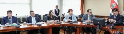  ?? CORTESÍA PLN ?? El presidente Carlos Alvarado (último a la derecha) se reunió este martes con los jefes de fracción para presentarl­es el plan para el sobreendeu­damiento. De izq. a der.: Wálter Muñoz, del PIN; Pedro Muñoz y María Inés Solís, del PUSC; Laura Guido, del PAC, y Carlos Ricardo Benavides, del PLN.