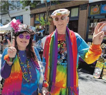  ?? FOTO: DPA ?? Ein halbes Jahrhunder­t nach dem „Summer of Love“wird es wieder bunt: Aktivisten, Träumer und Hippies zieht es in die Bucht von San Francisco, um die alten Zeiten wieder aufleben zu lassen.