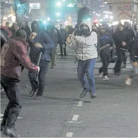  ?? DYN ?? Enfrentami­ento. Manifestan­tes contra la Policía, en la marcha.