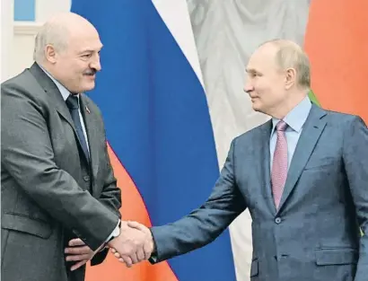  ?? SgRngc nesggB r gug ?? Aleksandr Lukaixenko i Vladímir Putin se saluden durant la seva trobada al Kremlin