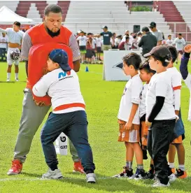  ??  ?? Reggie Regland, en un drill con algunos niños